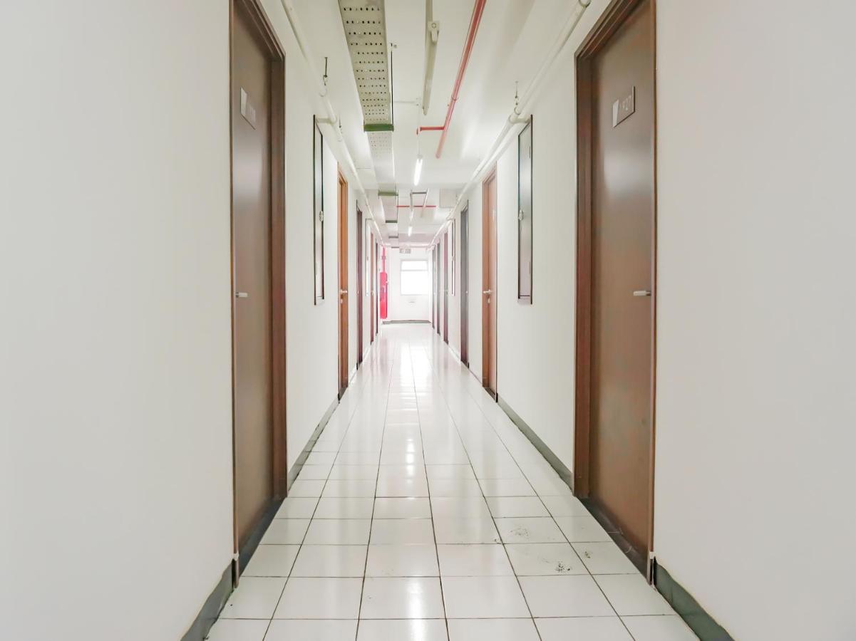 Oyo 90241 Sirooms Apartmen Gunung Putri Богор Екстериор снимка
